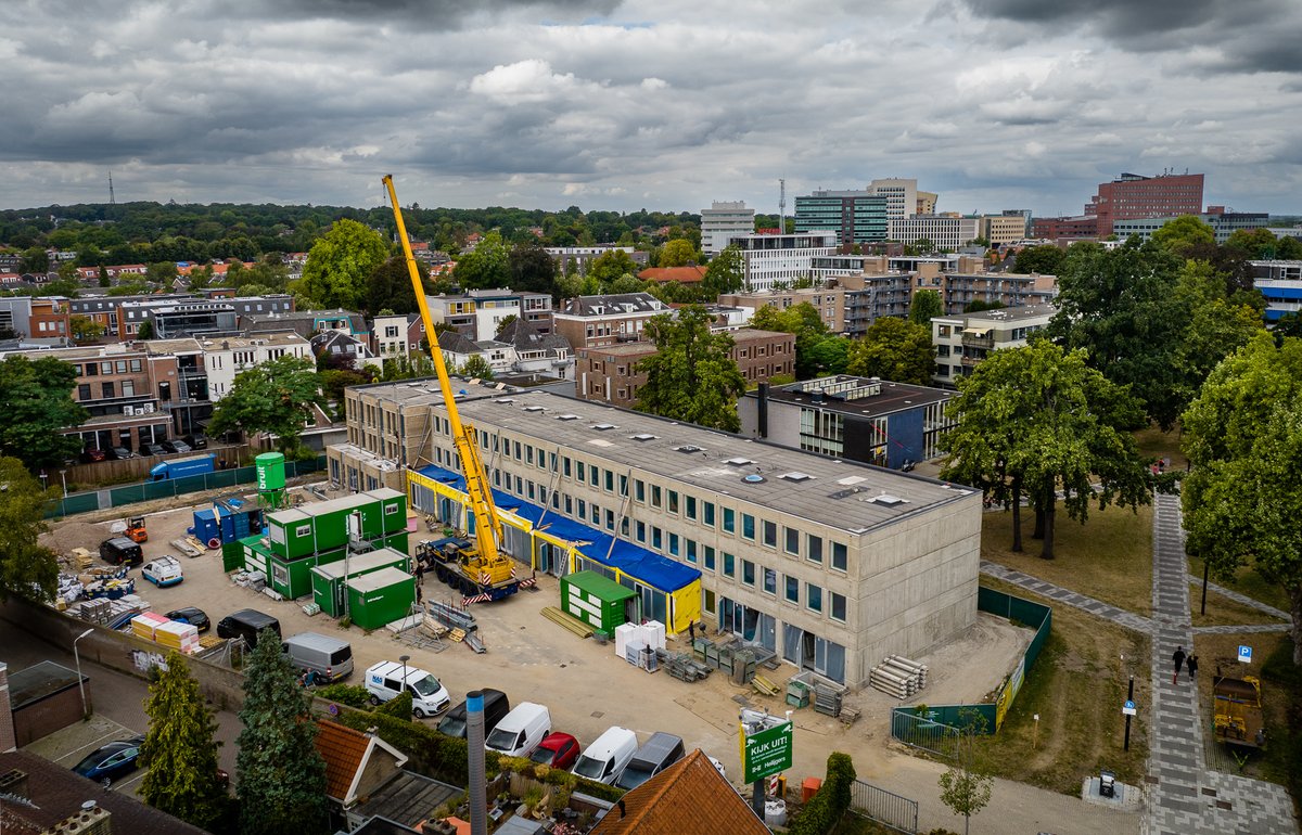 Het transformatieproject #Zonnehof10 in Amersfoort is uit de steigers!
Het voormalige GGD-kantoor transformeren we naar 9 stadswoningen en we voegen drie herenhuizen toe.
We zijn druk bezig met de afbouwwerkzaamheden, montage van de uitbouwen en het afwerken van de gevels.