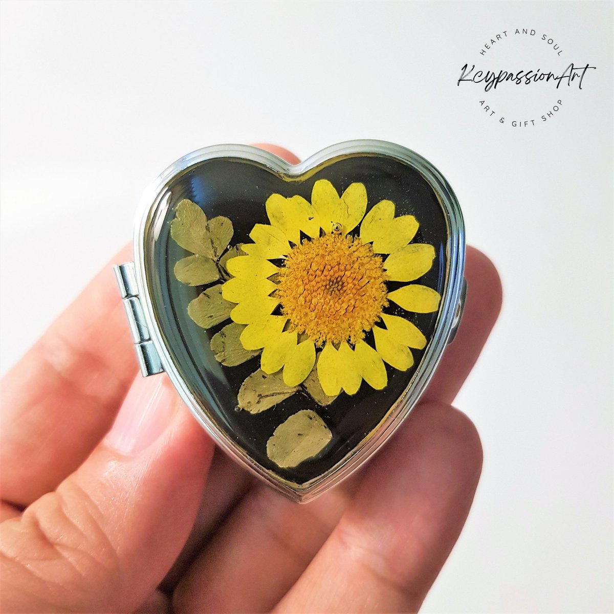 art_kcy's tweet photo. Excited to share the latest addition to my #etsy shop: Pressed Dried Yellow Daisy Flower and Leaves Coated With High Quality Clear Resin Pill Box #giftideas #handmadegiftideas #ukgirls #UKGiftHour #cutepillbox #cutepillcase #pillboxforpurse #pillcase https://t.co/OK9NKMxLyC https://t.co/8dhGt47Y8z