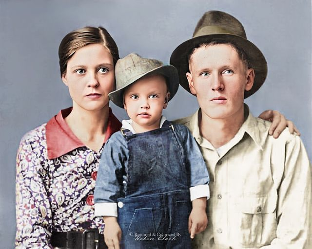 Marychen85201's tweet photo. 2 year-old #Elvis Presley with his parents, 1937. https://t.co/F3fqspp3gI