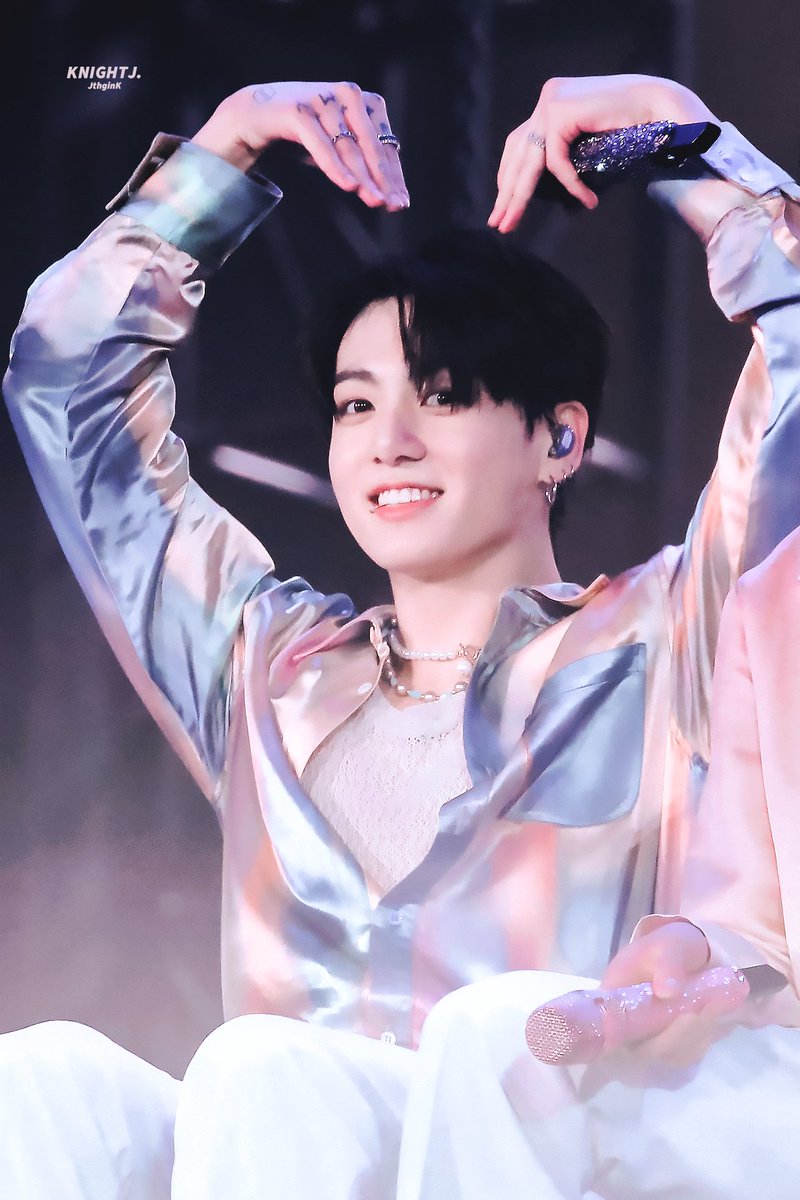 Quynh03052003's tweet photo. "어린왕자"의 생일을 축하합니다💜🎂⚘️ 새로운 시대는 기쁨과 행복으로 가득 차 있습니다.
#전정국_생일이올시다
#정국생일ᄎᄏ
#HAPPYJKDAY
#정국아_26번째생일축하해
#HAPPYJKDAY
#HappyJungkookDay 
@BTS_twt https://t.co/yj30E080ag