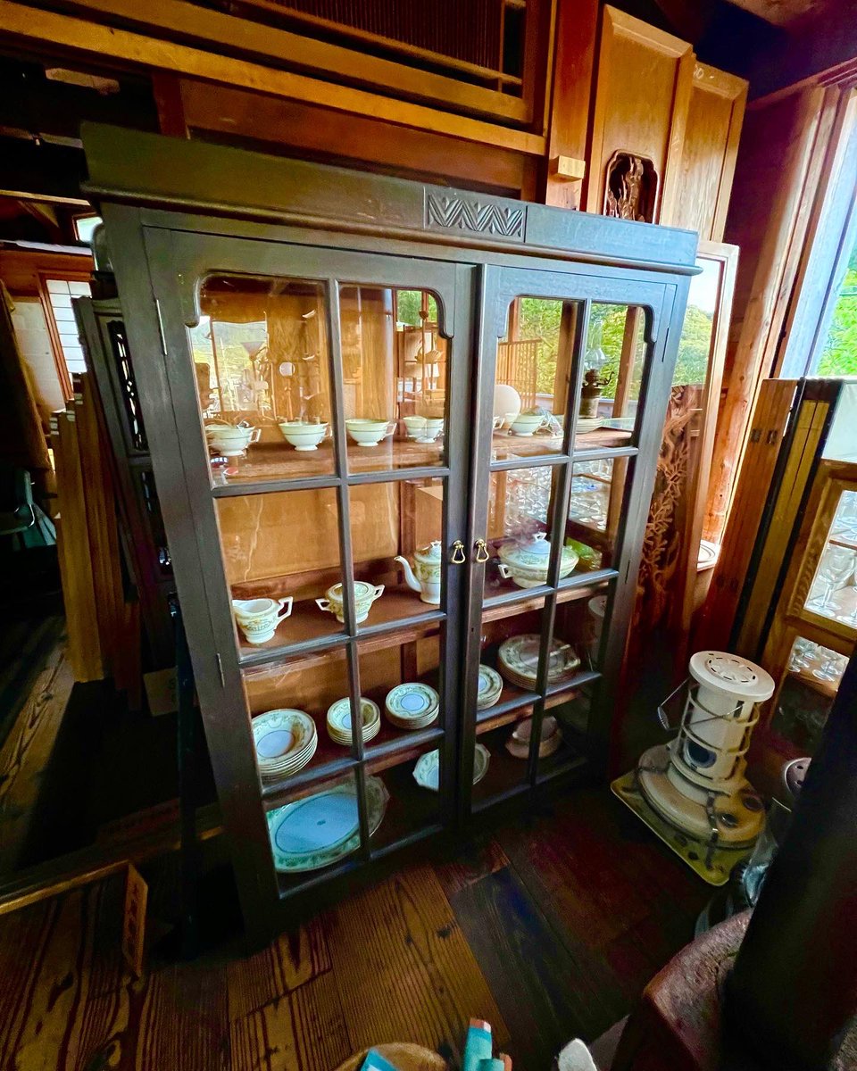 shugokumada's tweet photo. 逗子のとある洋館のお屋敷から引き上げたオールドノリタケティーセット。

古い和物の部材を扱う事が多いですが、たまに入って来る洋物にはドキッとしながら、テンションが上がってしまいます。。

ビングクロスビーがパイプ片手に紅茶を飲むシーンに密かに憧れを感じていたからかもしれません。笑 https://t.co/smhdKr16Yy