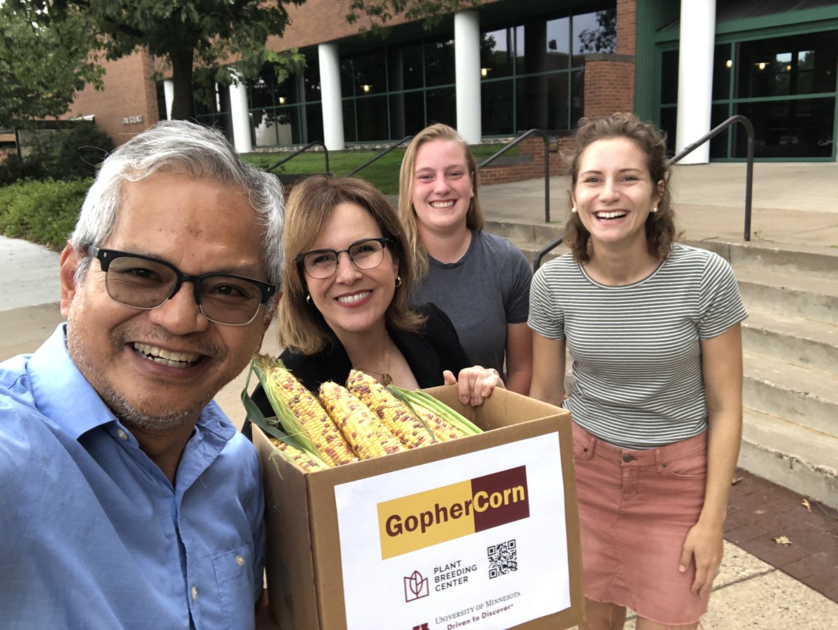 Now presenting GopherCorn with the help of UMN President Joan Gabel! This delicious sweet corn is a combination of maroon and gold kernels that's been a breeding project of Rex Bernardo's for a little while. <a href="/CFANS/">CFANS</a> <a href="/UMN_AgroPlant/">UMN Agronomy & Plant Genetics Department</a> <a href="/UMNHorticulture/">UMN Horticulture</a>