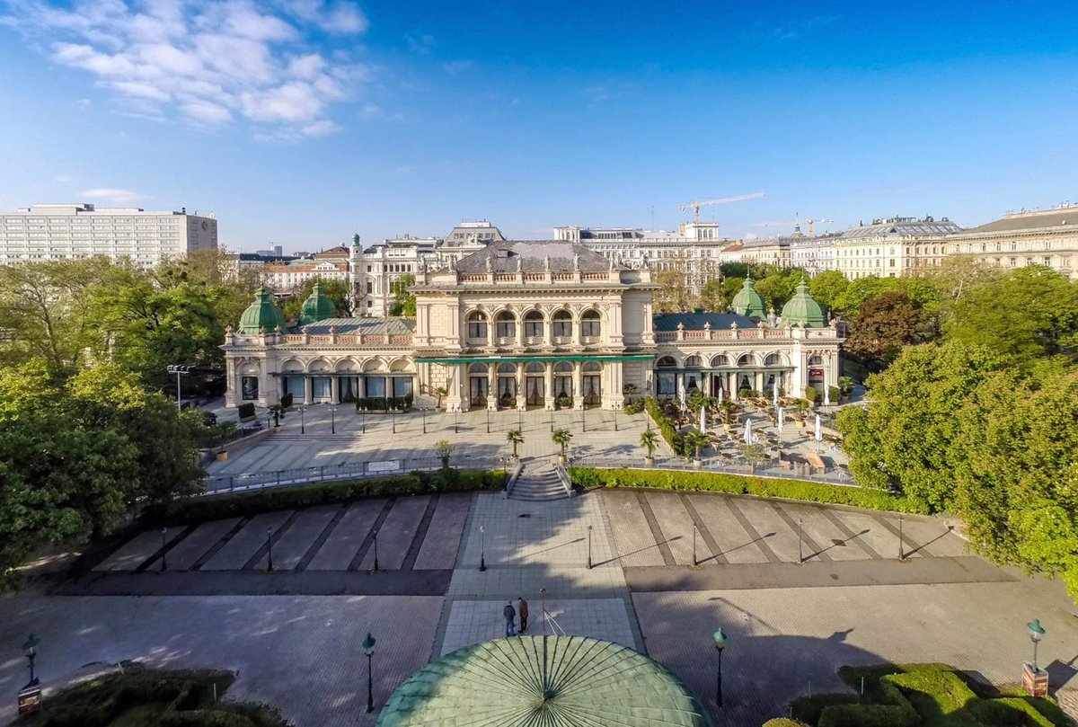 Lynx_art's tweet photo. #viennacontemporary Art Fair 2022
👉https://t.co/340mRqSJB5

We had the pleasure to speak to VCT Artfairs Managing Director – #MarkusHuber, Artistic Director – #BorisOndreička, and development consultant – #YanaBarinova, #MaxAppelPalma, Guest Relations.

#artfair
#viennaartfair https://t.co/1Rfa6F8QcA