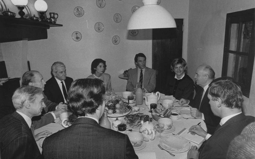 DeputeCausse's tweet image. Mikhaïl #Gorbatchev n'est plus. Homme de dialogue, de paix et acteur de la fin de la guerre froide, les Landais se souviennent de son passage à Latche sur invitation du président Mitterand en 1991, et de sa volonté de faire vivre l'amitié franco-russe .