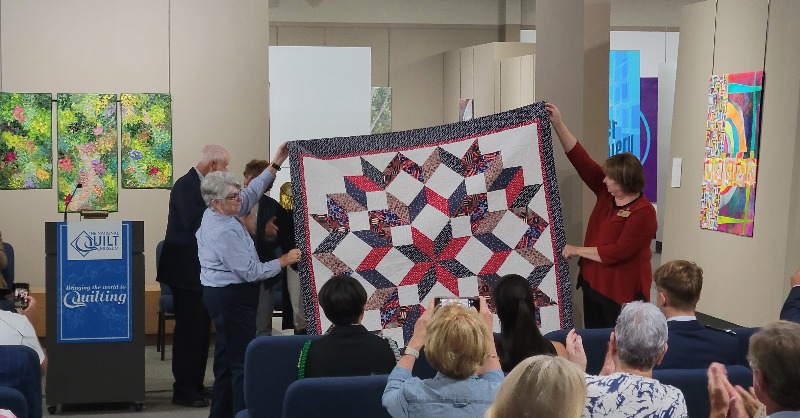 NatQuiltMuseum's tweet photo. We were honored to welcome Paducah native Commander BJ Farrell, along with her family and friends, to the museum. Cmdr. Farrell, the first woman to command the USS Constitution, was awarded a Quilt of Valor for her service.
@NavyOutreach #QOVF #navyoutreach #PaducahKY #quilt https://t.co/ZPgNIMHSDl