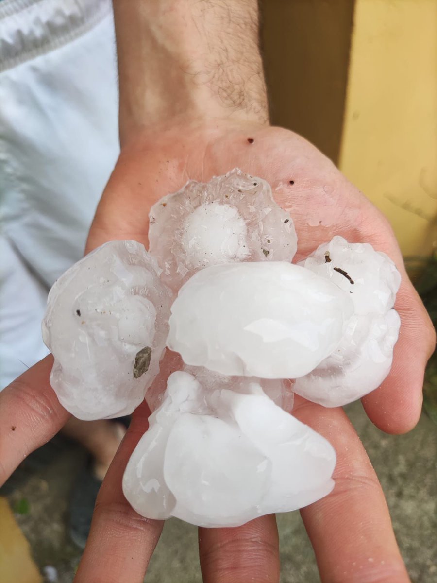 versiorac1's tweet photo. 📌Dia d'avaluació de danys a la Bisbal d'Empordà, l'epicentre de la pedregada. Un dels afectats, @arnauruiz3,  coordinador de l’Atlètic Bisbalenc,  estava al camp de futbol  entrenant un grup de nens quan van començar a caure aquestes boles de gel 👇 https://t.co/4iU9xI96uZ