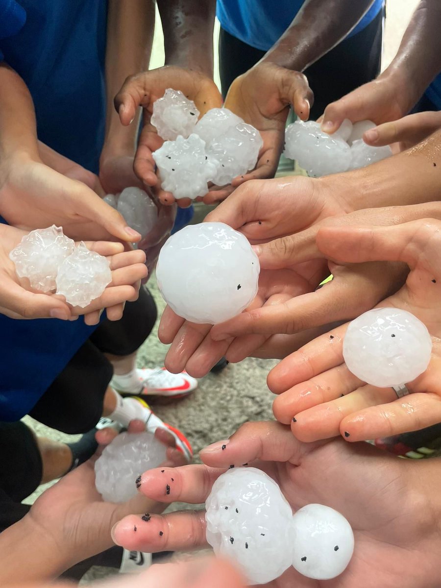 versiorac1's tweet photo. 📌Dia d'avaluació de danys a la Bisbal d'Empordà, l'epicentre de la pedregada. Un dels afectats, @arnauruiz3,  coordinador de l’Atlètic Bisbalenc,  estava al camp de futbol  entrenant un grup de nens quan van començar a caure aquestes boles de gel 👇 https://t.co/4iU9xI96uZ