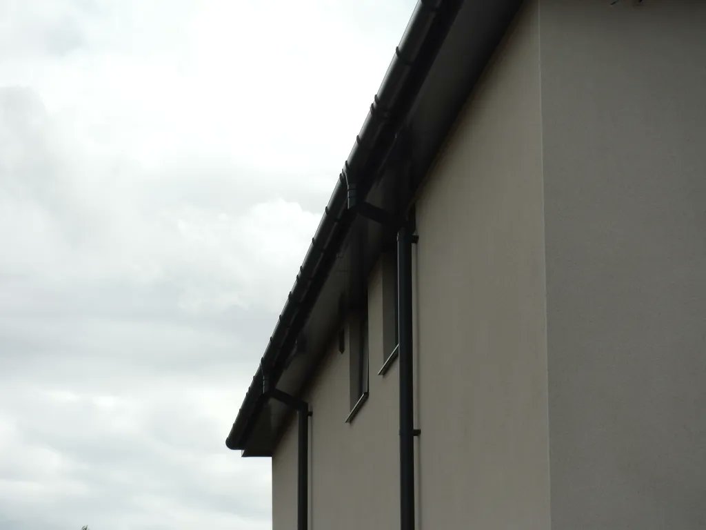 marleyalutec's tweet photo. A stunning new build using our #aluminium Evoke fascia type C with unvented soffit, Evolve Deepflow #gutter with 76mm Flushfit #downpipe, all in RAL7016 colour. Great looking project near a completion in collaboration with @Jewson #Stamford and Stone Houses Ltd. https://t.co/r7i5XMbfe8