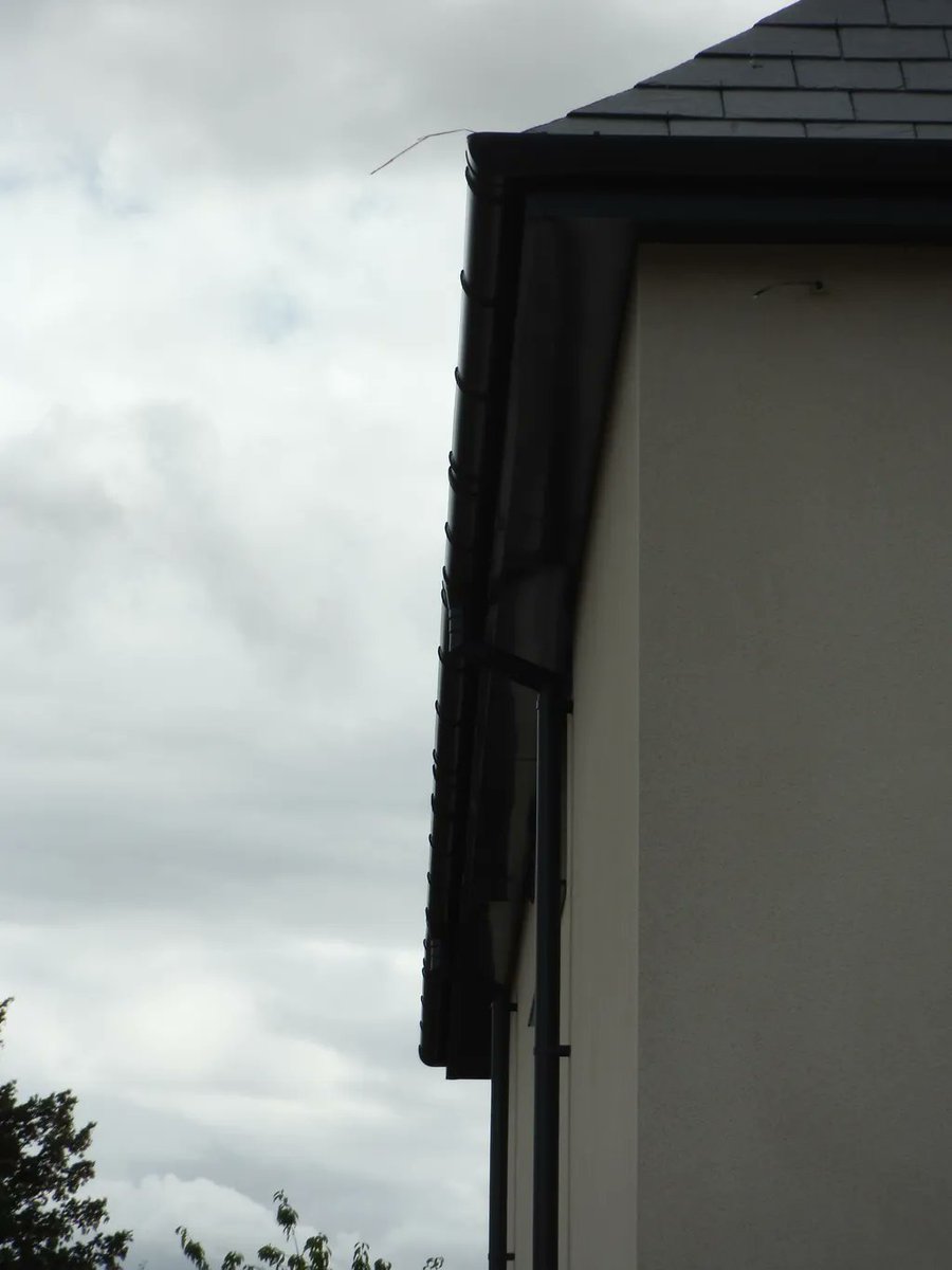 marleyalutec's tweet photo. A stunning new build using our #aluminium Evoke fascia type C with unvented soffit, Evolve Deepflow #gutter with 76mm Flushfit #downpipe, all in RAL7016 colour. Great looking project near a completion in collaboration with @Jewson #Stamford and Stone Houses Ltd. https://t.co/r7i5XMbfe8