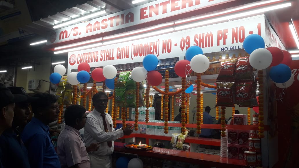 srdcmkgp's tweet photo. In further addition to passenger amenities at SHM Station of KGP div. Catering stalls are being opened for providing 24 hours drinking water and food items to our railway passengers. In this Direction today one catering stall is  opened at PF-1 near SMR Office of SHM stn . https://t.co/Sp2sMZbYNG