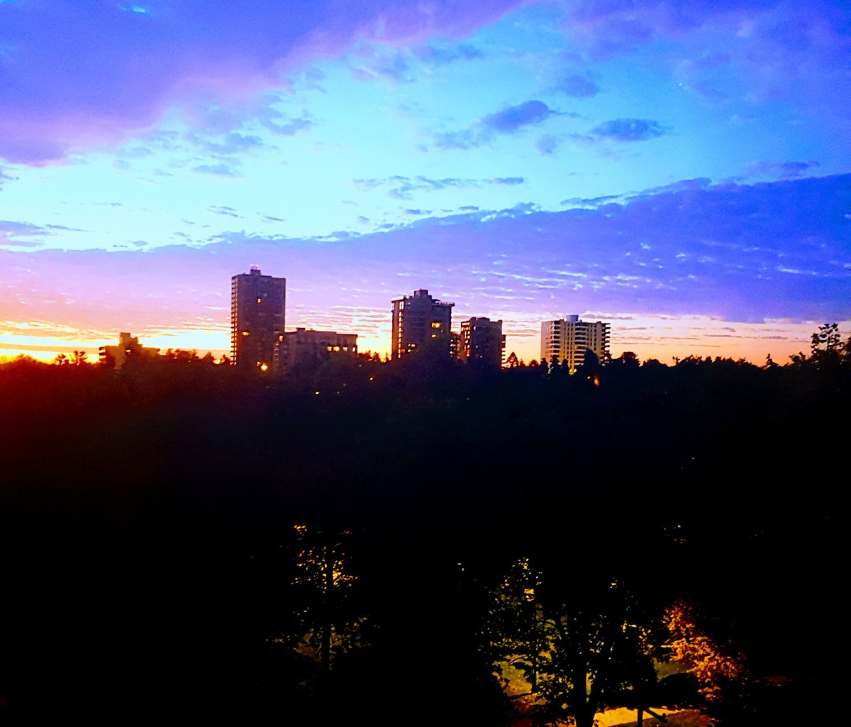 ruderman_david's tweet photo. Gorgeous sunrise here in Denver Colorado... This morning 5:55 am D. https://t.co/GzpAha6tT5