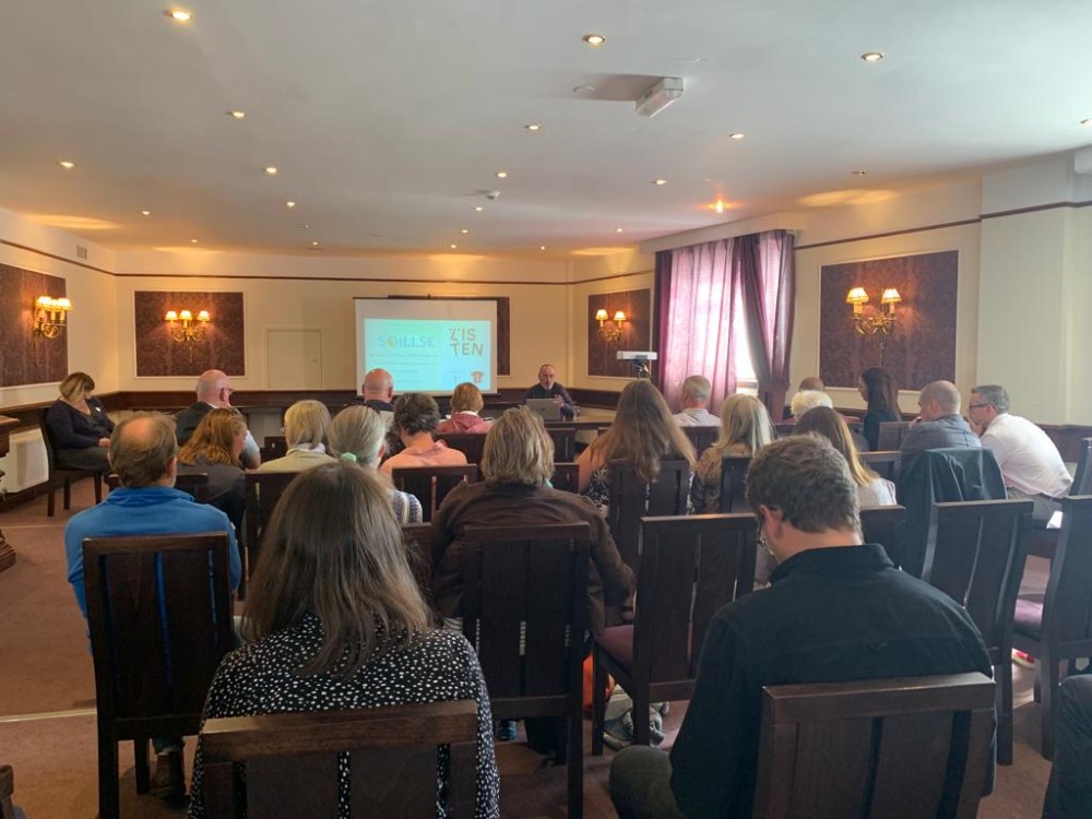 LISTENProject1's tweet photo. @FerranSuay presents the LISTEN Project and best practice in #linguisticassertiveness to the #SOILLSE2022 conference in Steòrnabhagh yesterday. @IAITH @CnaG @SI_UVEG @sepiegob @Afuk_ @EUROLANG @AccioCulturalPV https://t.co/pd0hNokLGz