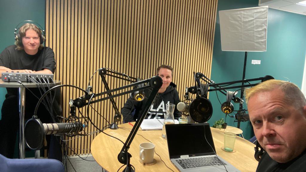 Pouttumovich's tweet photo. Tänään pääsin @TommiLaitinen vieraaksi Visman #kasvu360 podcastiin @bonfire_fi studiolle. Oli mukava rupatella toimitusjohtajuuden ja urheiluvalmentamisen yhdistämisestä. Jakso ulos parin viikon päästä 👍 ota podcast haltuun täältä:
https://t.co/JnxrWgFYHg https://t.co/7934dqngRu