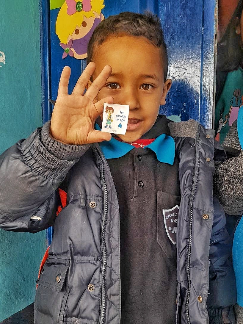 Soy guardián del agua 💧

Hoy aprendí cómo evitar que nos dé el dengue, también a cuidar el agua de mi casa, de mi escuela y de la comunidad 🤩 y claro! que el agua no puede quedar estancada.
¡Ya quiero enseñarle a mi familia todo lo que conocí hoy!