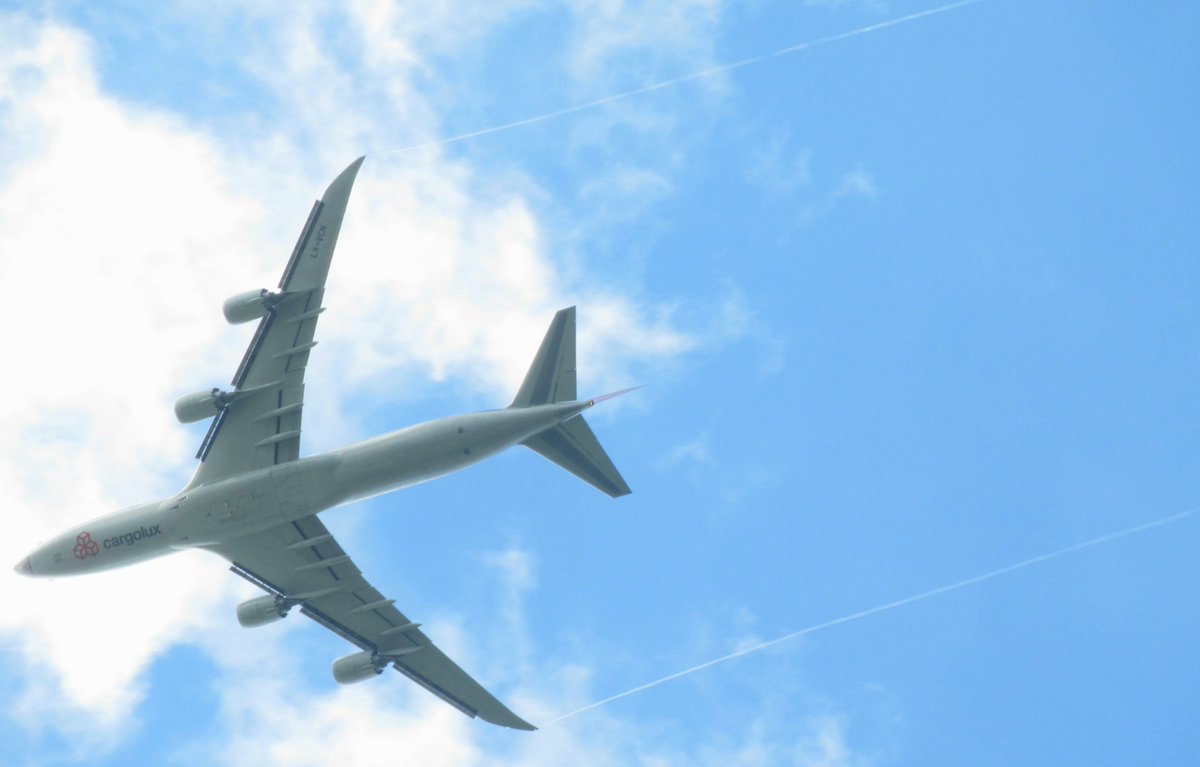BloodyPolitics's tweet photo. That feeling when a fully laden Cargolux 747 does a performance low-altitude turn above you. Feel those engines roar. 😎

Cargolux #CV7723 / #CLX37B LX-VCN from Prestwick to Los Angeles #avgeek https://t.co/A4QdRdwqe0