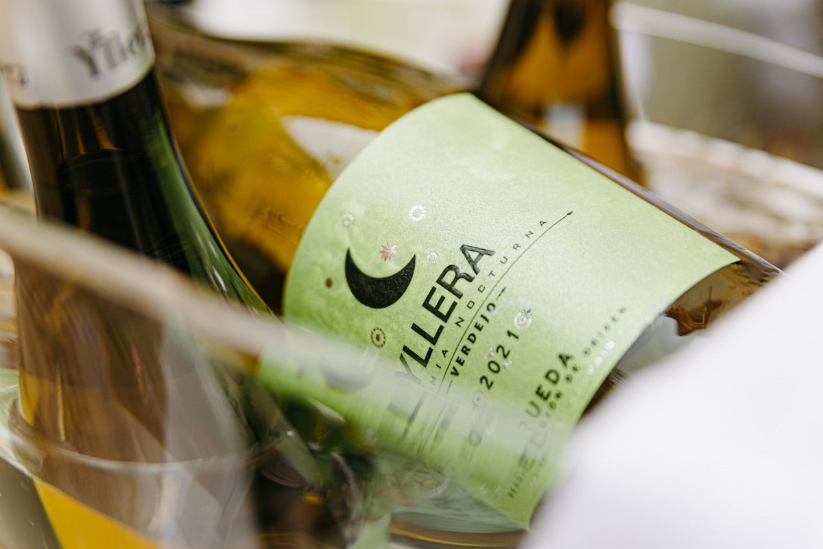 Nos despedimos del mes de agosto con una copita de Yllera Verdejo Ecológico Vendimia Nocturna, nuestro verdejo elaborado únicamente con uvas provenientes de agricultura 100% ecológica. ¿Te apuntas? ♻️🥂