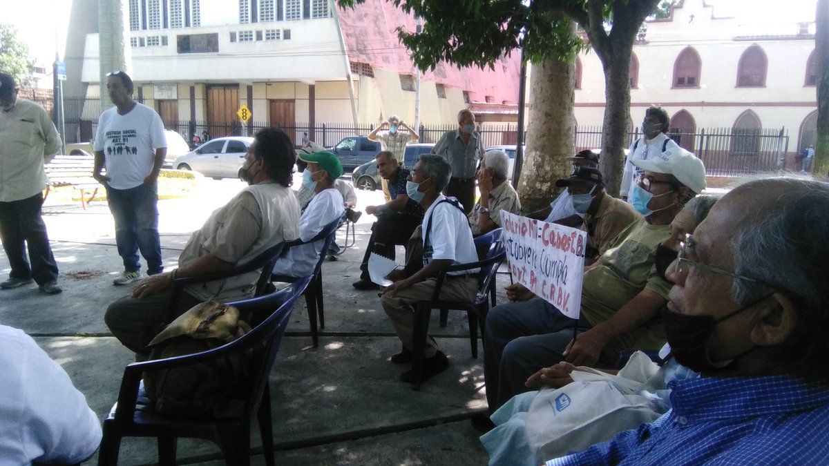 JoseMRomero05's tweet photo. #31Sep #Barquisimeto Reunión en la Plaza Altagracia, con los jubilados y pensionados, debatiendo y preparando las acciones, contra el régimen explorador y opresor, organización y lucha popular, #UnidadYRebelion https://t.co/rDdpvvRTPD