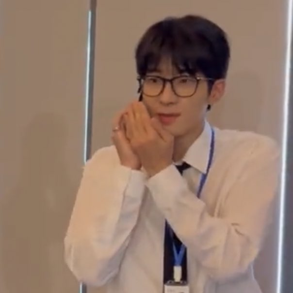 c11c1e's tweet photo. 아종나웃겨진짜ㅋㅋㅋㅋㅋㅋ
아 사람이 왜케 바부아기멍게처럼생겻나요 https://t.co/VfOVpCw7aE