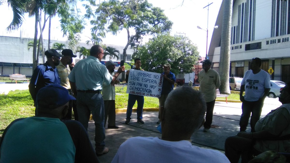 JoseMRomero05's tweet photo. #31Sep #Barquisimeto Reunión en la Plaza Altagracia, con los jubilados y pensionados, debatiendo y preparando las acciones, contra el régimen explorador y opresor, organización y lucha popular, #UnidadYRebelion https://t.co/rDdpvvRTPD