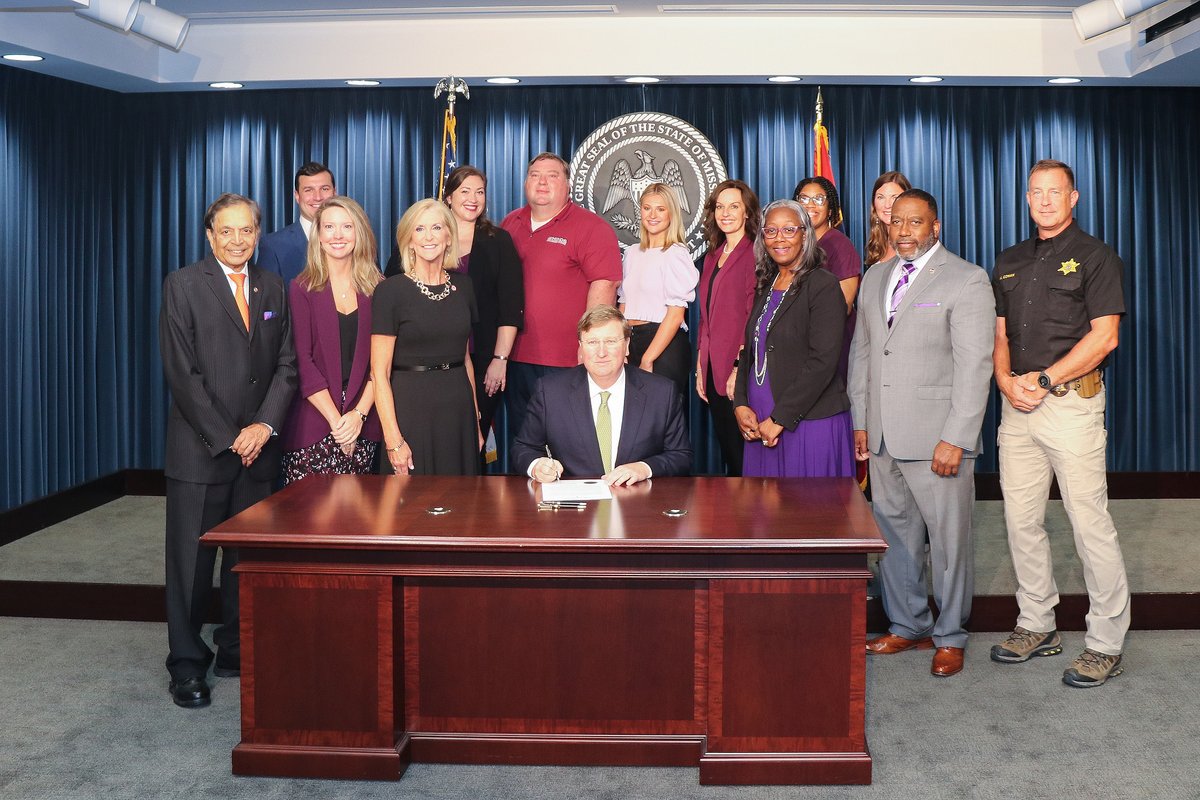 StandUp_MS's tweet photo. Governor @Tate Reeves signed a proclamation designating today, August 31st, as Overdose Awareness Day for Mississippi. Time to Remember. Time to Act. #InternationalOverdoseAwarenessDay https://t.co/KFPr2VlYnP