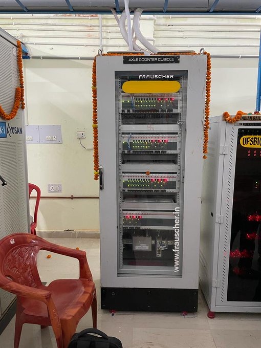 उत्तर प्रदेश के सोनभद्र जिले के चुर्क स्टेशन पर अत्याधुनिक इलेक्ट्रॉनिक इंटरलॉकिंग की स्थापना की गई। इसके साथ ही पूरा प्रयागराज डिवीजन केबिन रहित हो गया है। यह उपलब्धि ट्रेनों की स्पीड बढ़ाने में सहायक होगी, साथ ही उच्च स्तर की संरक्षा भी सुनिश्चित करेगी।