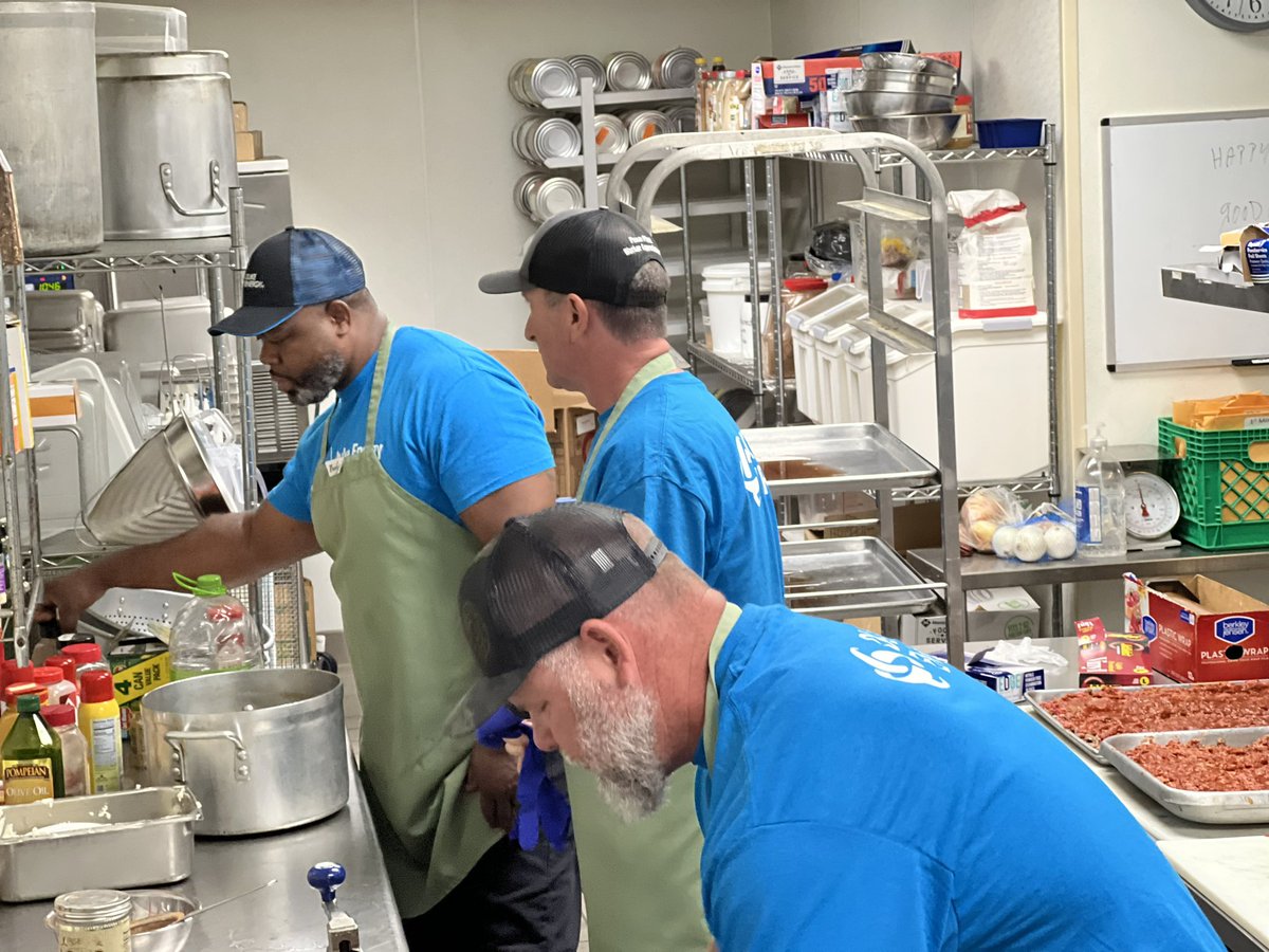 F3_Poptart's tweet photo. Employees from @DukeEnergy Marshall Steam Station volunteer at @FeedNCorg cooking lunch, sorting food and helping in the pantry! #DukeEnergyInAction https://t.co/xMkee3KRKe