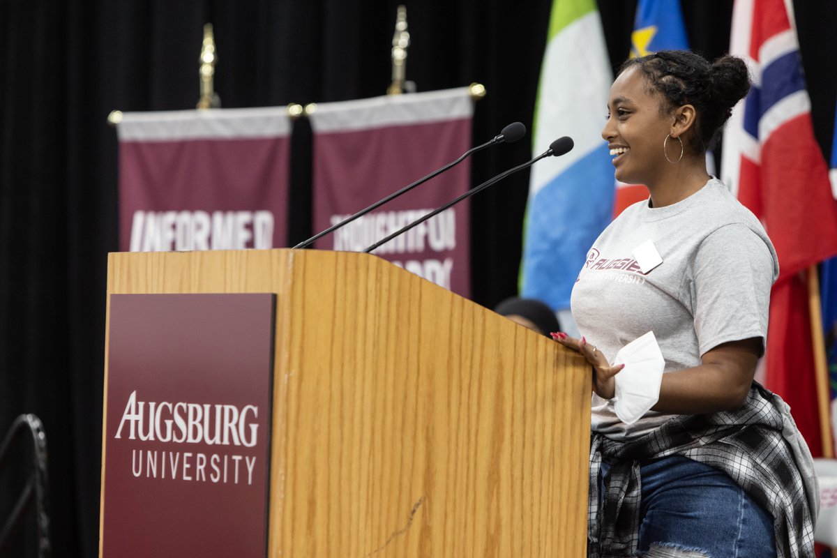 AugsburgU's tweet photo. Absolutely no better feeling than welcoming students back to campus. Have a fantastic first day of classes, Auggies! 

📸: Rebecca Slater https://t.co/dU451Q1bER