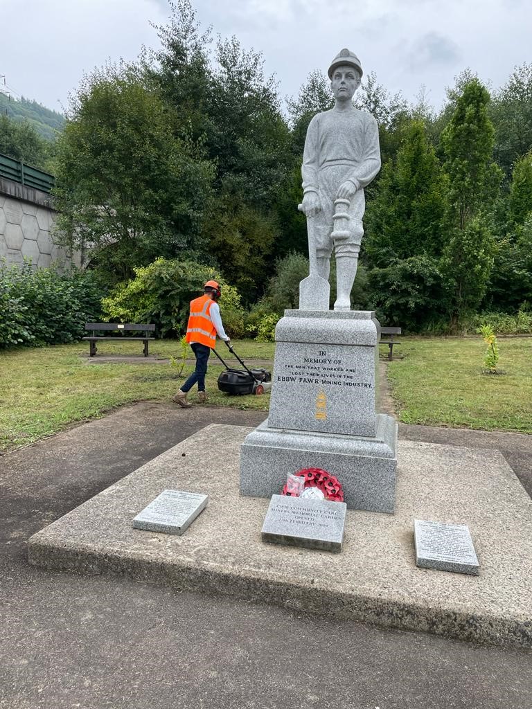 See our Community Payback Team’s work at Cwm Miners Institute in Gwent. The beneficiary couldn’t thank us enough for the 15 years we have helped to maintain the area. We are honoured to be a part of up-keeping Welsh history!🏴󠁧󠁢󠁷󠁬󠁳󠁿🚂⛏️ <a href="/HMPPSCymru/">HMPPS in Wales / HMPPS yng Nghymru</a> <a href="/hmpps/">HMPPS</a>