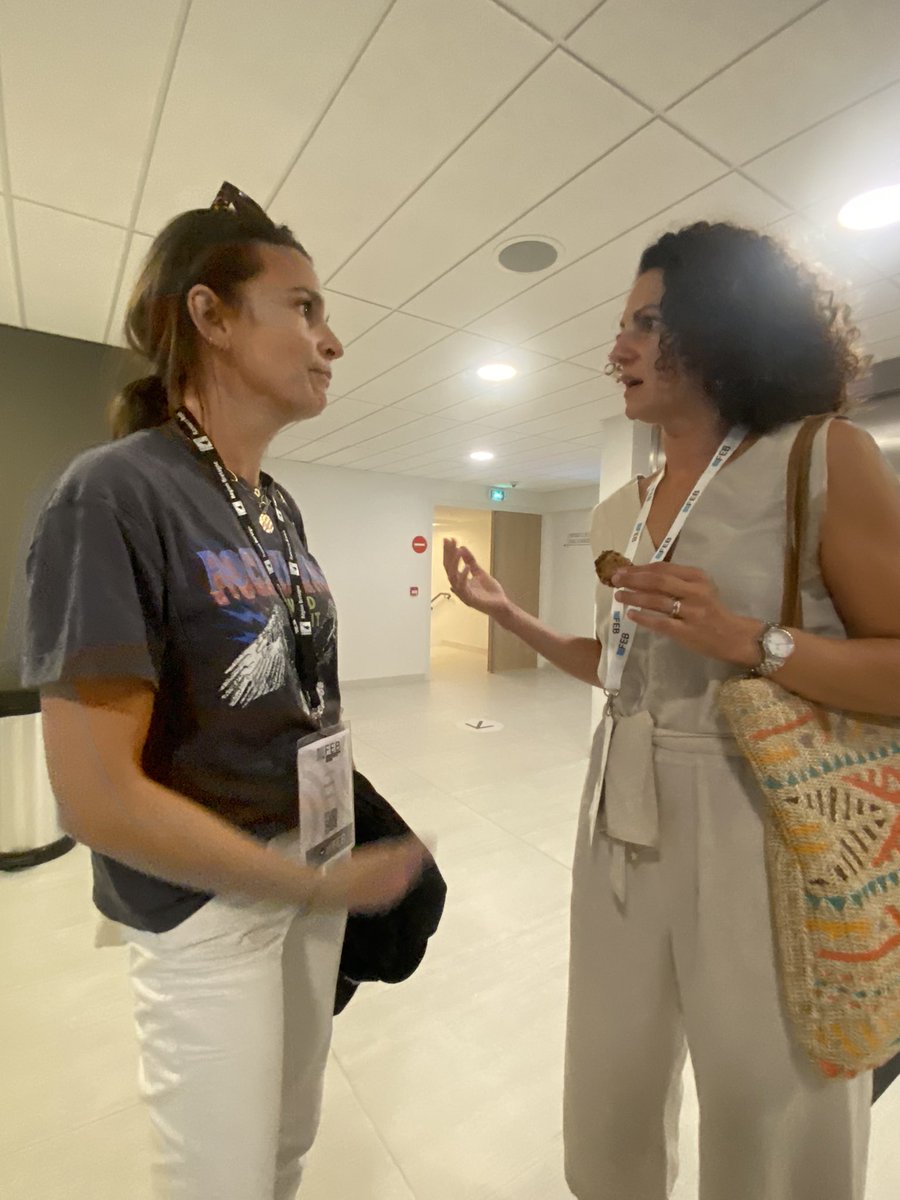 2 réseaux pro qui communiquent... Huuuum, y'a des choses dans les tuyaux! Hein <a href="/SabMln/">Sabrina Millien</a> &amp; <a href="/Emaneru/">Elena Mañeru</a>? 😅 #StayTuned