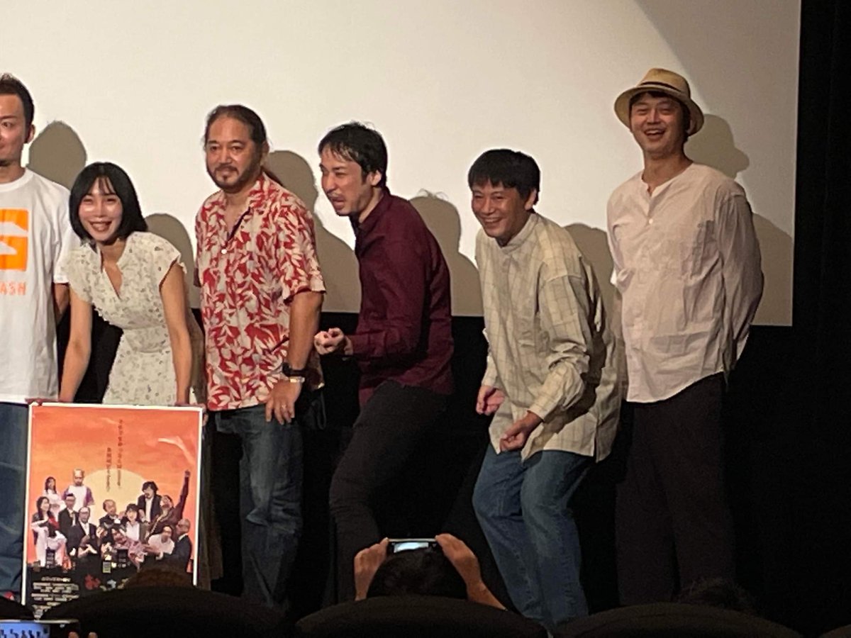 2315nakamura's tweet photo. レイトショーの遅い時間の中、『おっさんずぶるーす』の舞台挨拶にお越しくださいまして、誠にありがとうございました！

おっさんずぶるーすも残すところ後２回！ファミリー編とワーク編各１回づつとなりました。

皆様、よろしくお願いいたします！ https://t.co/4wmQAAwXko