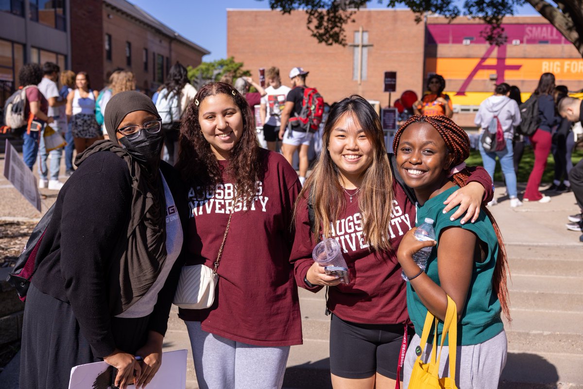 AugsburgU's tweet photo. Absolutely no better feeling than welcoming students back to campus. Have a fantastic first day of classes, Auggies! 

📸: Rebecca Slater https://t.co/dU451Q1bER