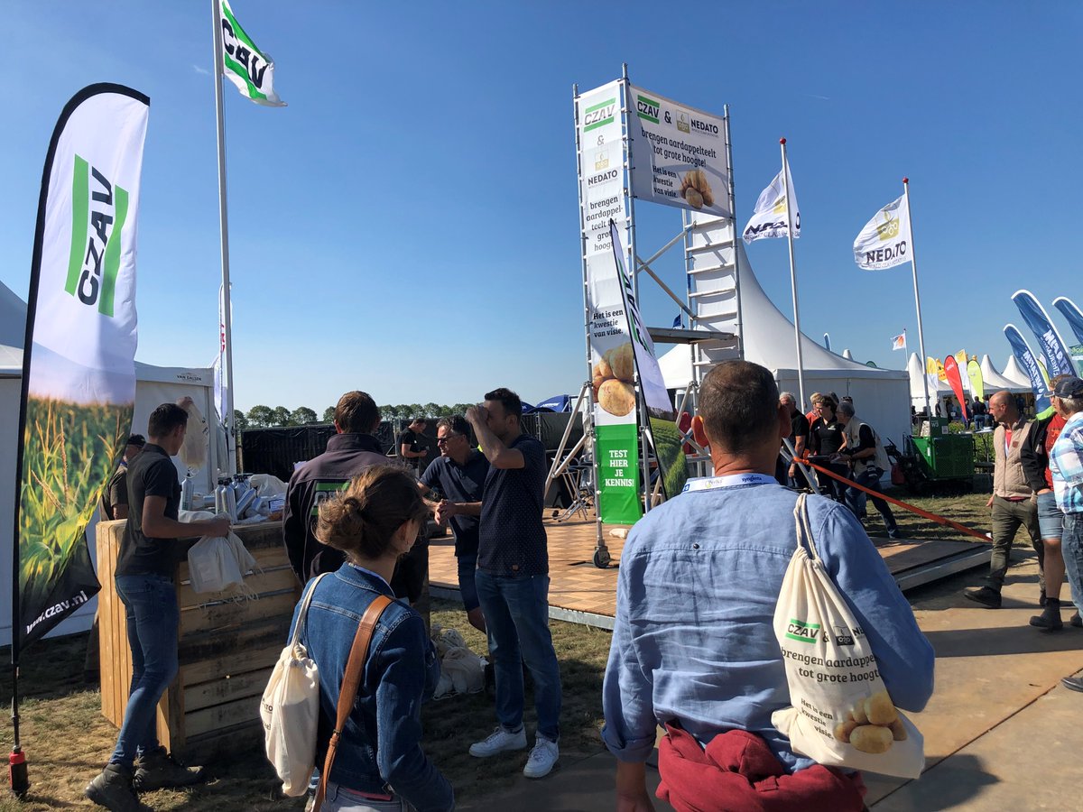 FarmPlusNL's tweet photo. Volle bak op de aardappeldemodag in Westmaas. CZAV en Nedato slaan de handen ineen voor een presentatie op hét aardappelevent in de aardappelketen. #czav #nedato #aardappeldemodag #aardappelen https://t.co/dT4cdygMRS