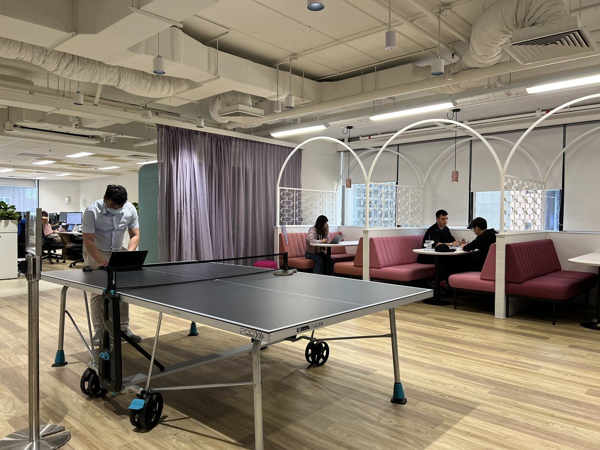tukko's tweet photo. Lazada office in Singapore
ผู้ชายที่ถ่ายรูปด้วยคือ James Chang, Chief Business Office, Lazada Group เป็น lead ของ #LazMall #LazadaSingapore https://t.co/IdVsXwS5vw