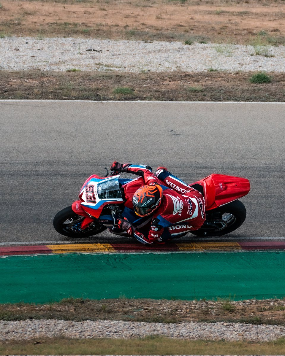 marcmarquez93's tweet photo. Hoy tengo sonrisa permanente😁 Después de mucho esfuerzo vuelvo a subirme a la moto 🏍 Gracias a todos los que estáis detrás empujando siempre! Seguimos!! 💪🏼

-
#MM93 https://t.co/6WxiaPn4FY