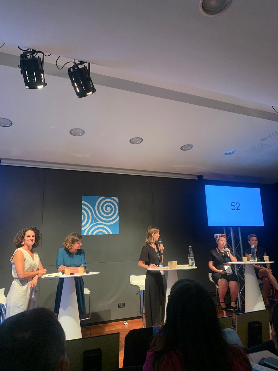 #plénière 5 idées pr favoriser l'égalité H/F ds les entreprises : Hélène Bernicot DG <a href="/cmarkea/">Crédit Mutuel Arkéa</a>, <a href="/Emaneru/">Elena Mañeru</a>, présidente <a href="/FemmesBretagne/">Femmes de Bretagne</a> &amp; Christine Lozachmeur, présidente du #medef29