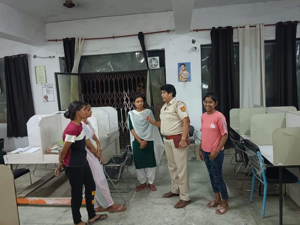 AjayPNagar's tweet photo. कल जिस समय टीम ग्राम पाठशाला चौधरी चरण सिंह विश्वविद्यालय के साथ MoU साइन कर रही थी उस समय ACP फिरोज सर सोनिया विहार थाने की SHO मैडम के साथ सभापुर गाँव की लाइब्रेरी पर बच्चों की हौसला आफजाई कर रहे थे।
#मिशन_हर_गाँव_एक_लाइब्रेरी
#मिशन_664369_लाइब्रेरी
#Rural_Library_movement https://t.co/z24pCe0zAM