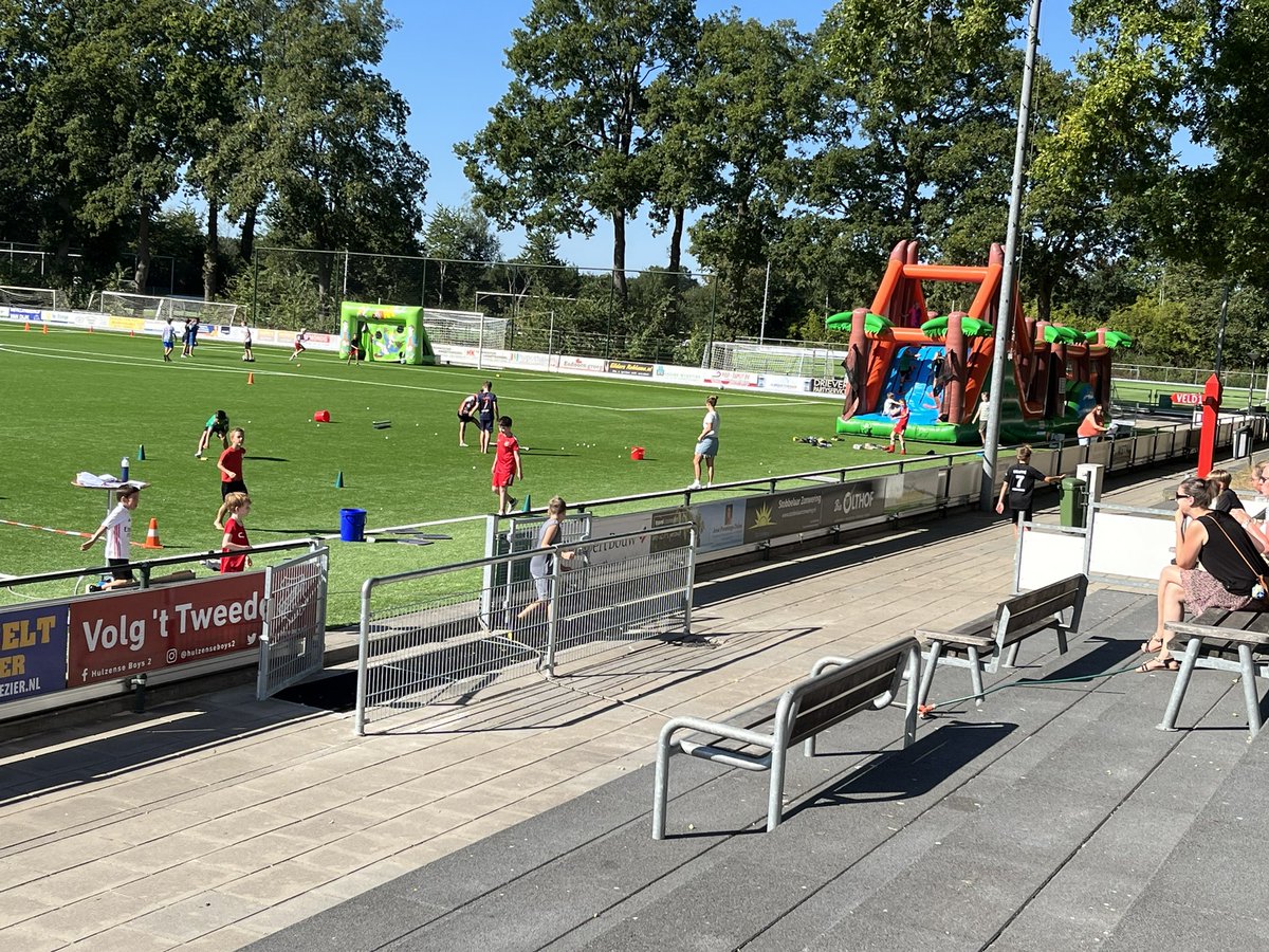 hulzenseboys's tweet photo. 120 kinderen vermaken zich op Smidserve maar Dirk is t populairst #HB75 https://t.co/f3FVfYNnUD