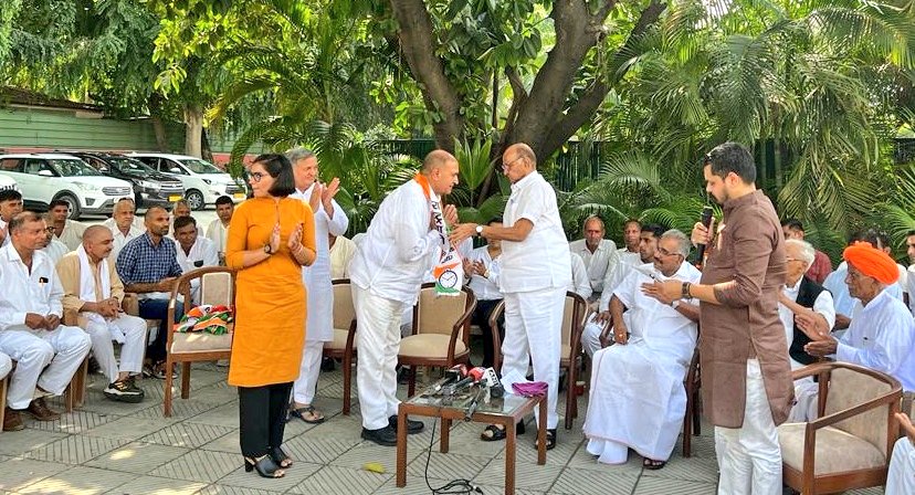 PawarSpeaks's tweet photo. हरियाणा की एकता शक्ति पार्टी के अध्यक्ष श्री. मराठा वीरेंद्र वर्मा और उनके कई कार्यकर्ता आज राष्ट्रवादी काँग्रेस पार्टी में शामिल हो गये। मुझे खुशी है कि @NCPspeaks में आने का निर्णय श्री. वीरेंद्र वर्माजी ने लिया। https://t.co/AHj6OLPXls