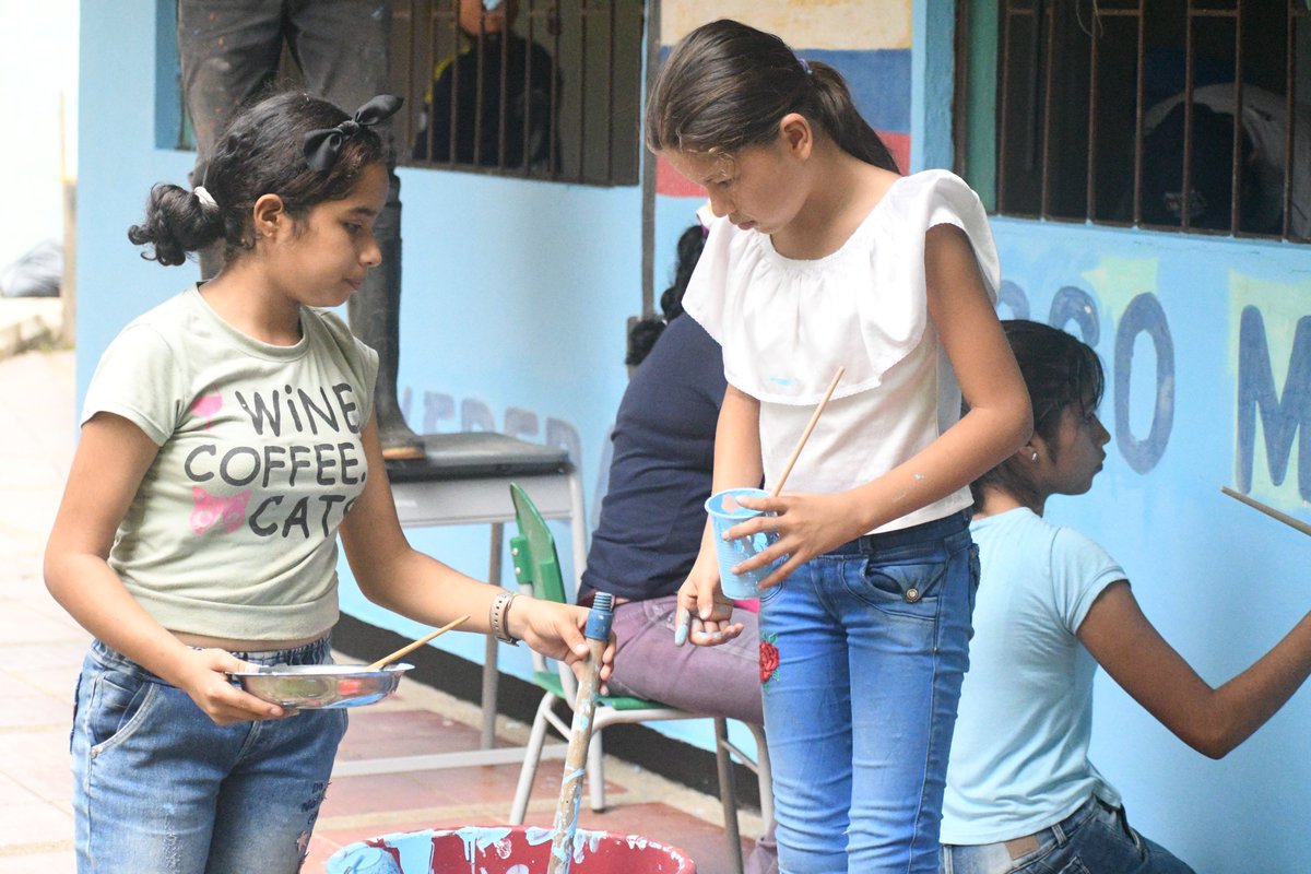 PZASAESP's tweet photo. 🌳PAZ DE ARIPORO S.A E.S.P a través del Grupo de Aseo, apoyó la  jornada de ornato, embellecimiento y pintura realizada en el Colegio ITENCA Sede Francisco Miranda Vereda Jaguito; la cual fue liderada por la @AlcaldiaPZA y la alcaldesa @EuniceEscobarB https://t.co/NfRCMFQgFJ