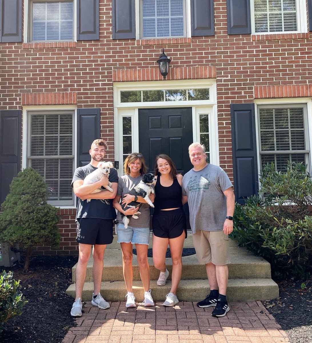 MsCumminsClass's tweet photo. Today my family said a tough goodbye to our amazing home that we lived in for 23 years. So many great memories in Chantilly, VA but looking forward to this next chapter with having my family close by in Raleigh 💜🏠 https://t.co/ryIE23QOmE