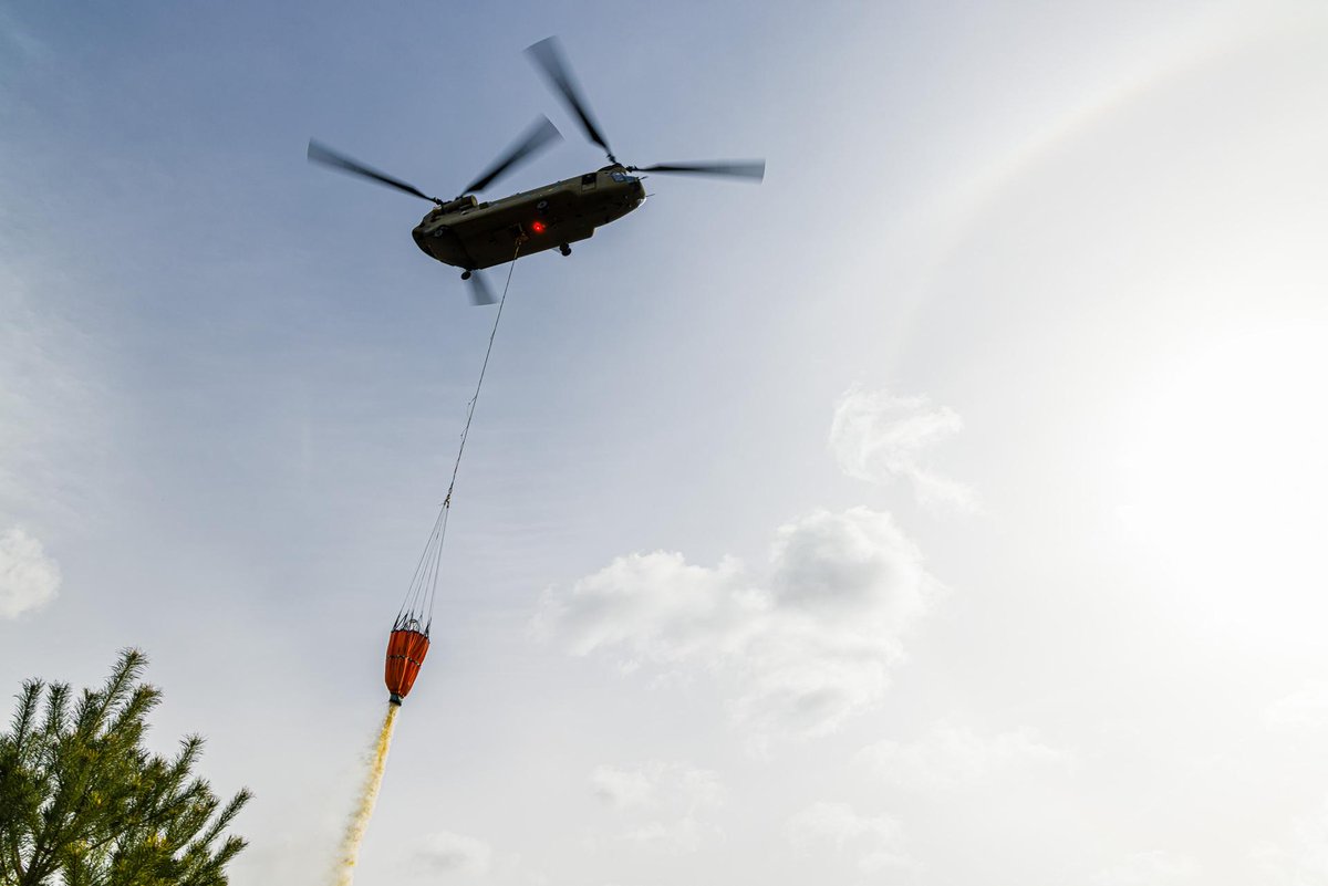 We sluiten onze blusdag af. De Cougar en Chinook zijn weer terug op vlb <a href="/gilzerijen/">Gilze en Rijen</a>. Met 156 drops en 736.000 liter water konden we extra bijdragen aan de bestrijding van deze #natuurbrand. Brand is ingesloten en de brandweer blust nog na. Dit kan nog een aantal dagen duren.