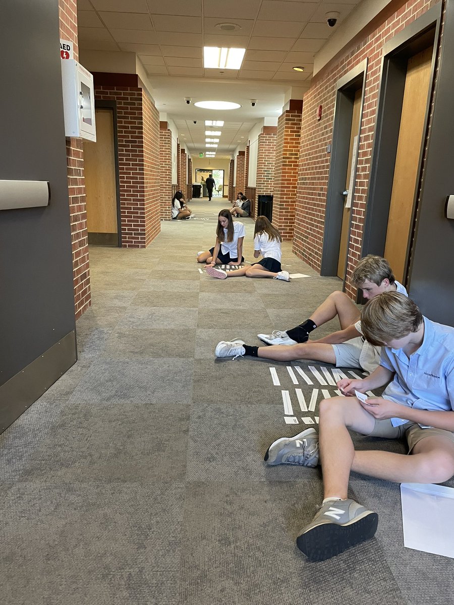 mrspisacreta11's tweet photo. Gr8 Ss participate in an interactive grammar activity making compound sentences.  Grammar lessons are not boring! 🤗 #mvmiddle #MVSchool https://t.co/dX8ZRRYYei