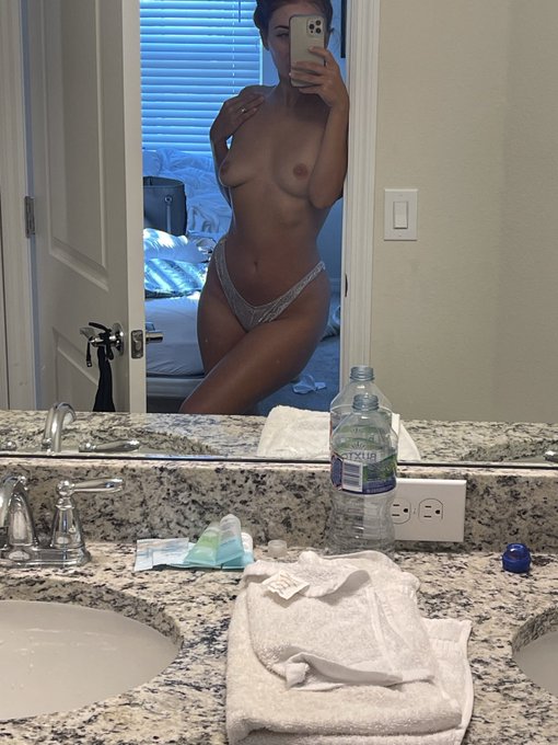 Checking out my curves https://t.co/7SCJPLPXpK