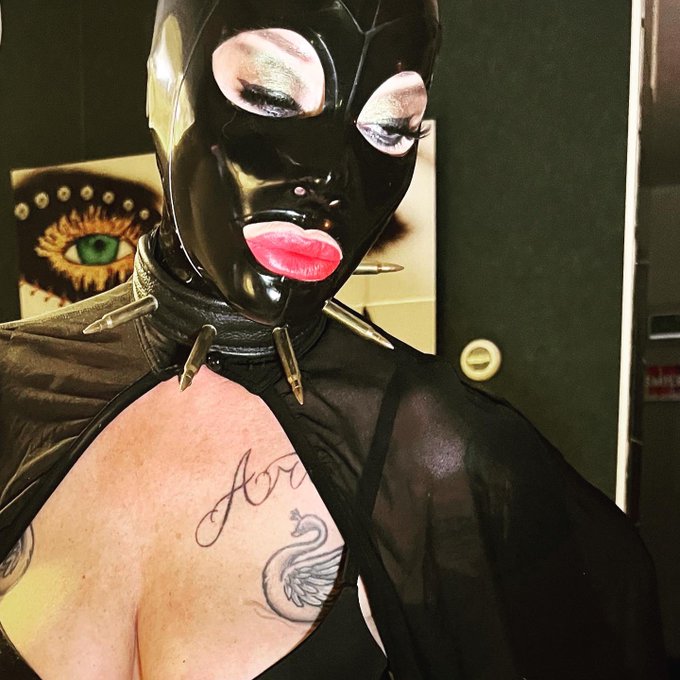 Should I stay or should I go?  #mistress #latexdoll https://t.co/hy1mfxpJtq<a href="/tag/mistress"class="tags">#mistress</a><a href="/tag/latexdoll"class="tags">#latexdoll</a>