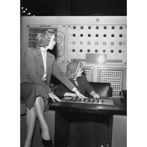 dtartara's tweet photo. En 1950, el científico informático John Makepeace Bennett propuso crear esta computadora para reproducir el Nim, un juego de salón. Así empezó la era de los videojuegos que hoy congrega a 3.240 millones de personas, el 40% de la población del mundo. Va🧵 https://t.co/De1n1mmeDd