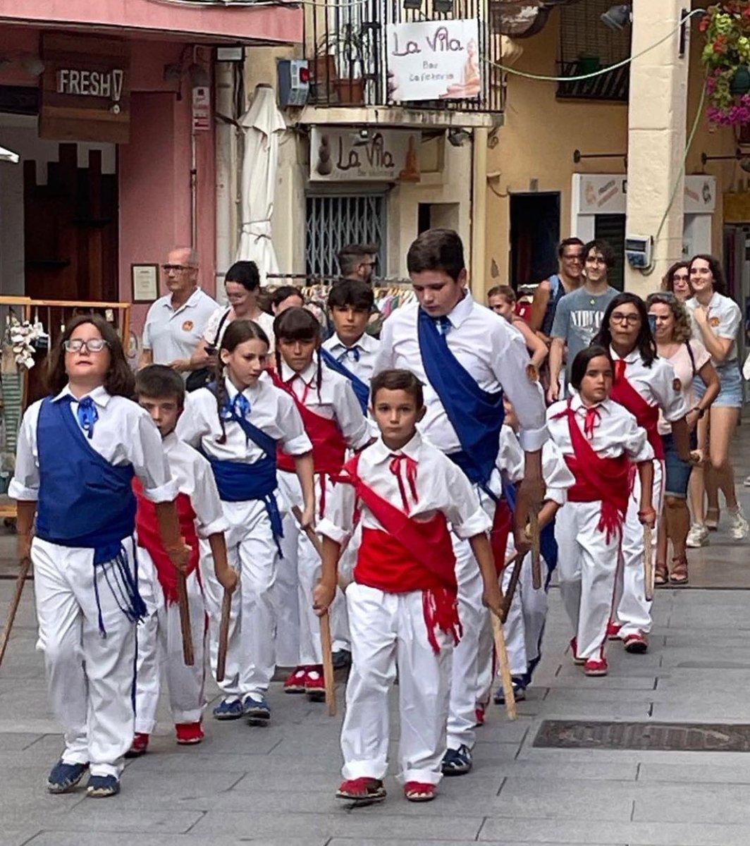 Cintaran's tweet photo. #balldebastonscambrils Presentació #collainfantil #cambrils #cambrilsfestes https://t.co/lR9j4gq9n1