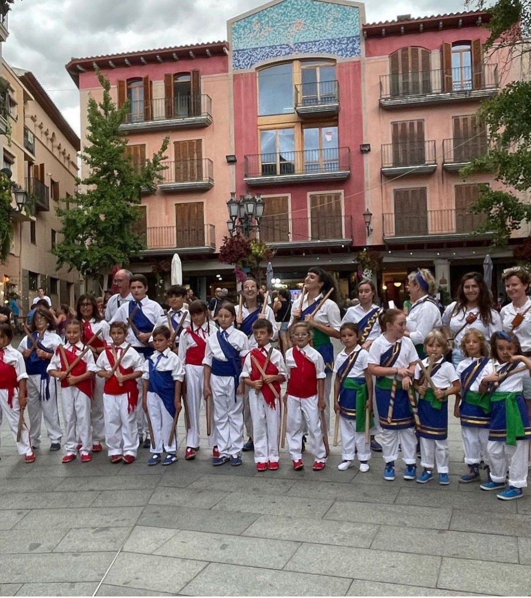 Cintaran's tweet photo. #balldebastonscambrils Presentació #collainfantil #cambrils #cambrilsfestes https://t.co/lR9j4gq9n1
