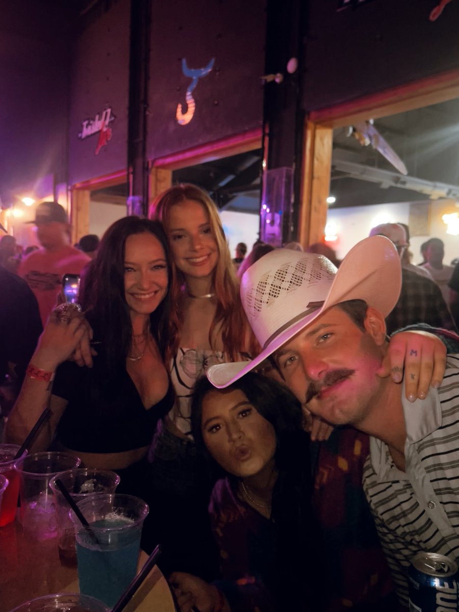 whole lotta gang shit ❕🤍🤞🏼