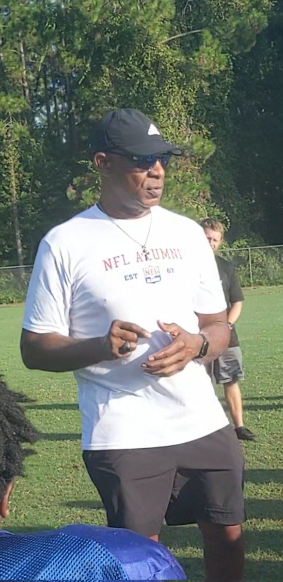 We'd like to thank @lamontewinston for speaking to our team this morning. Coach Lamonte Winston has been involved with player development with the Raiders and Chiefs in the NFL for over 25 years. #IWILL