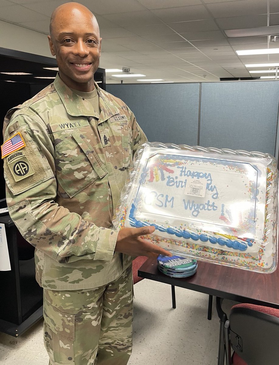 407thArmy's tweet photo. Everyone is enjoying the birthday festivities! #CommandSergeantMajor | #Birthday | #Celebration | #Camaraderie | #Family | #407thAFSB | #DreamTeam | #OneTeamOneFight πππ https://t.co/sd4LousaXd